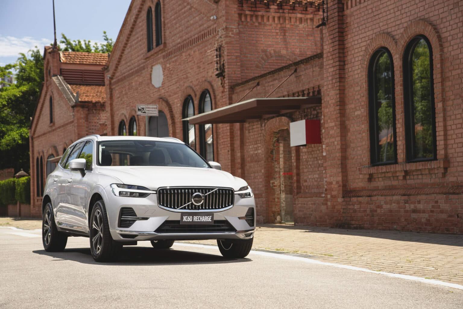 Novo Volvo XC60 ganha repaginada no visual - e no preço