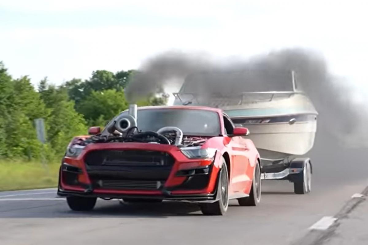 Ford Mustang é capaz de rebocar um barco