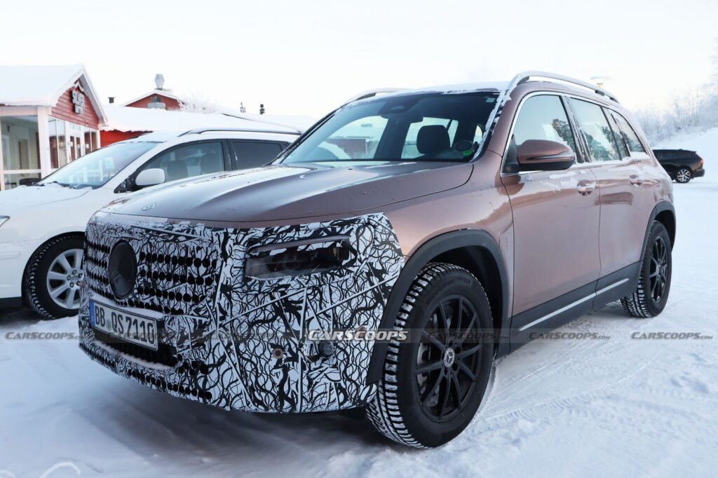 Mercedes-Benz GLB 2024: Facelift em ouro rosa com rodas de inverno