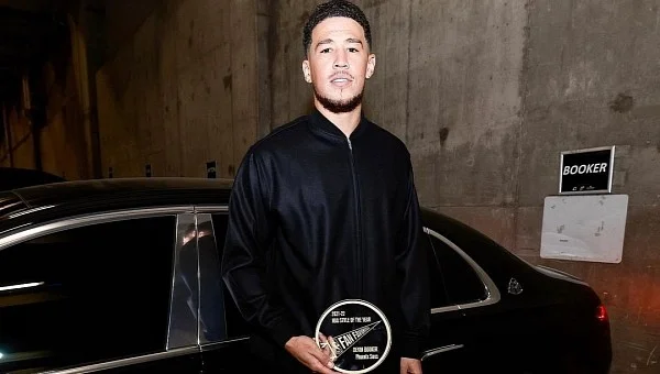 Devin Booker: Prêmio de estilo do ano da NBA e um Maybach S-Class