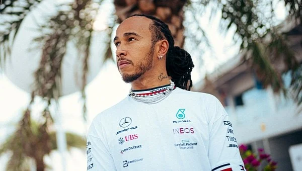 Lewis Hamilton fala contra a proibição do cobertor de pneus na F1, acompanhado por Carlos Sainz