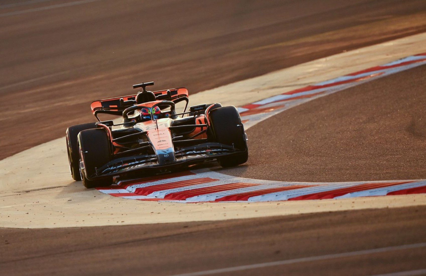 McLaren luta no teste do Bahrein, atualizações podem tornar o McL60 competitivo mais tarde