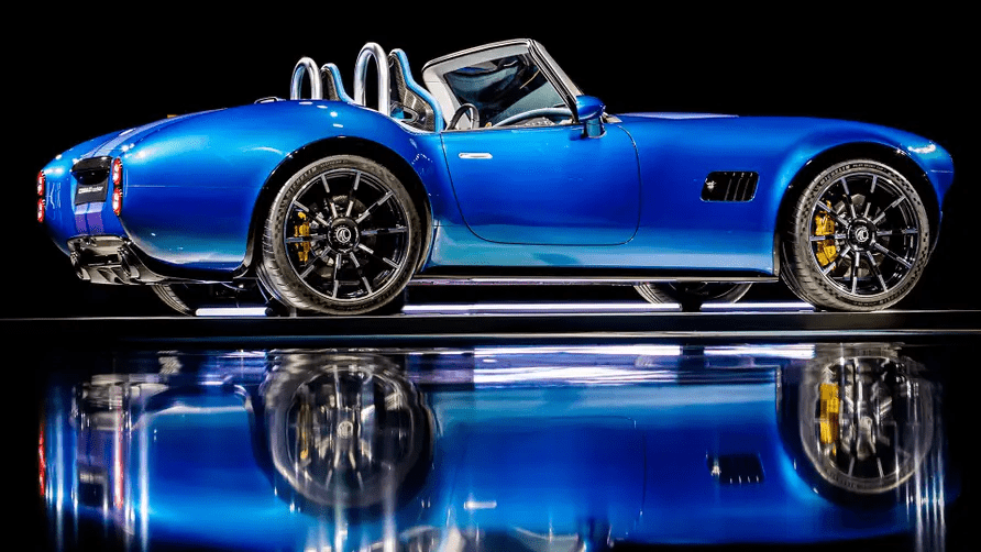 AC Cobra GT Roadster com corpo em carbono e motor V8