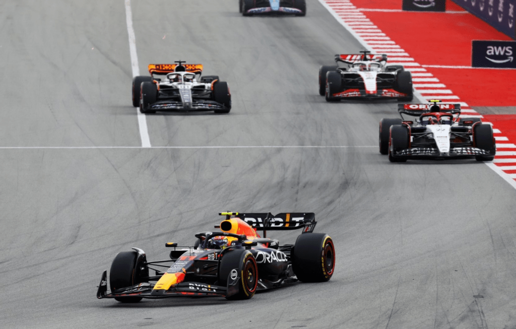 Red Bull adverte Sergio Perez e coloca Daniel Ricciardo no teste