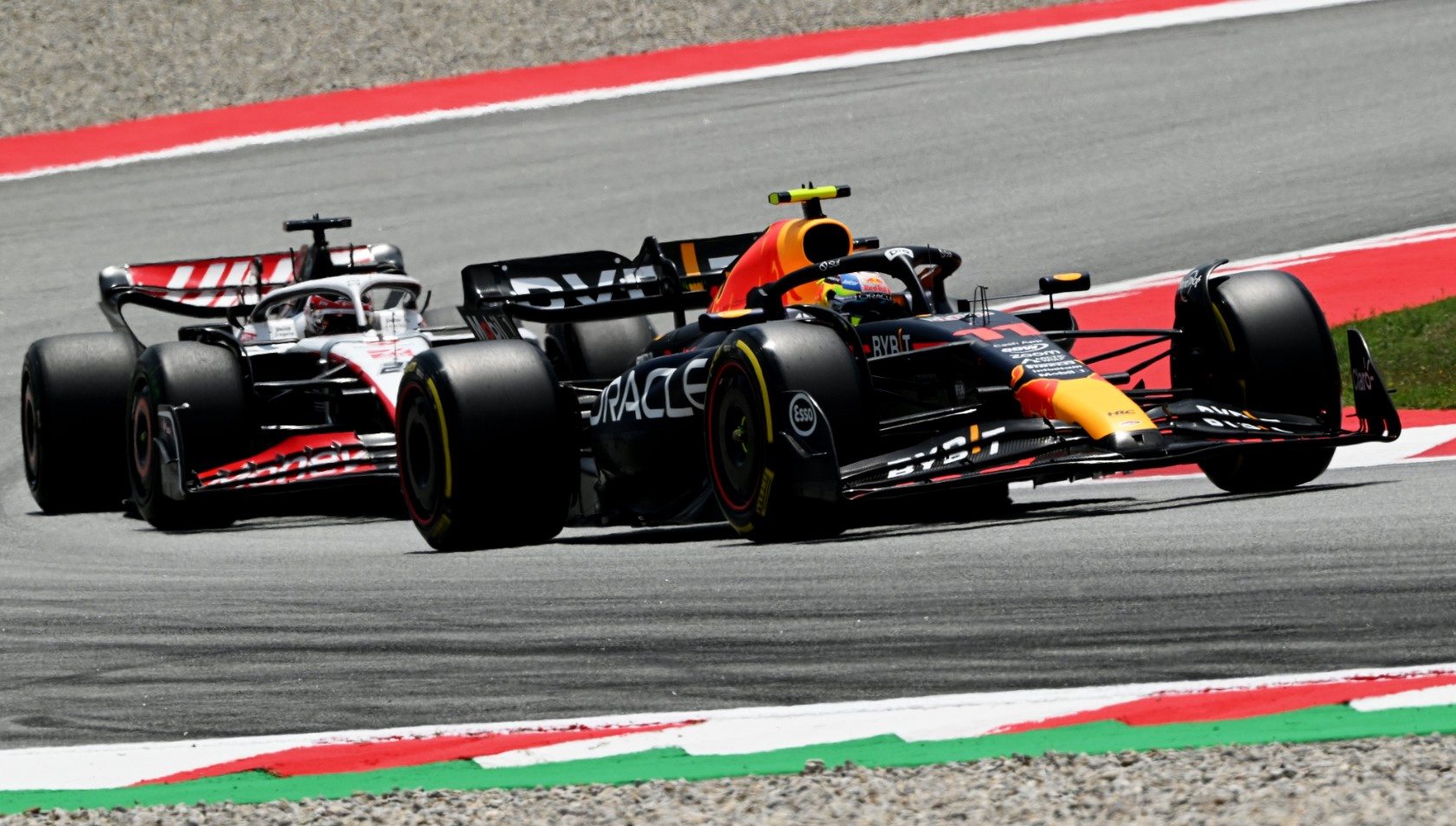 Red Bull adverte Sergio Perez e coloca Daniel Ricciardo no teste